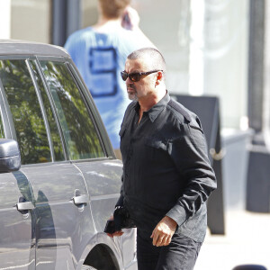 George Michael se promene dans la banlieue de Londres a Hampstead le 5 septembre 2013. 