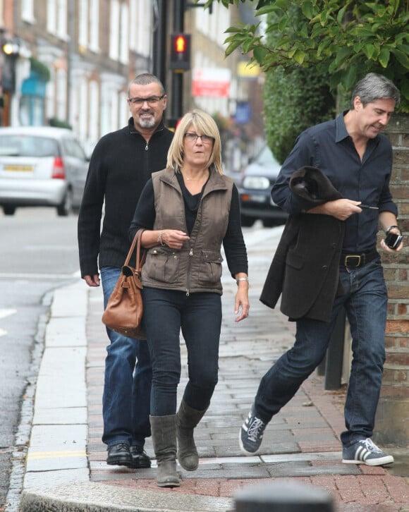 Le chanteur George Michael va dejeuner avec des amis dans la banlieue de Londres le 16 septembre 2013. 