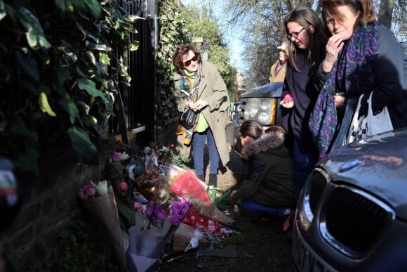 Des fans rendent hommage à George Michael devant sa maison du nord de Londres le 26 décembre 2016. 