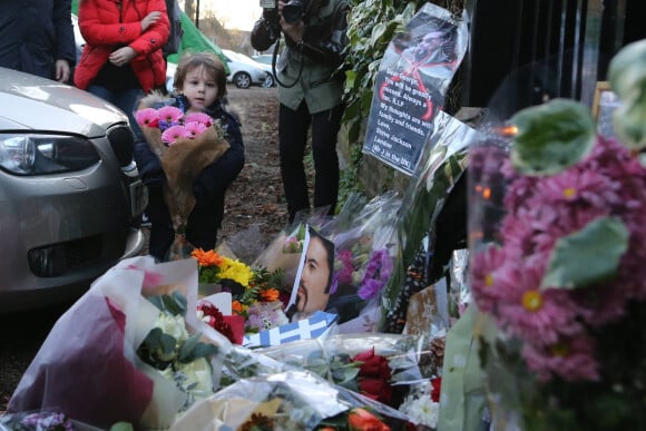 Des fans rendent hommage à George Michael devant sa maison du nord de Londres, le 26 décembre 2016 après l'annonce de sa mort à l'âge de 53 ans dans la nuit.