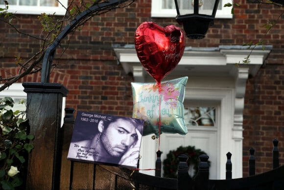 Des fans rendent hommage à George Michael devant sa maison du nord de Londres, le 26 décembre 2016 après l'annonce de sa mort à l'âge de 53 ans dans la nuit.
