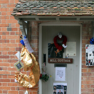 Les fans continuent à déposer des fleurs devant le domicile du chanteur George Michael, décédé le 25 décembre dernier à Goring sur le bord de la Tamise au Royaume-Uni le 2 février 2017. 
