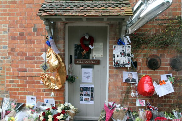 Les fans continuent à déposer des fleurs devant le domicile du chanteur George Michael, décédé le 25 décembre dernier à Goring sur le bord de la Tamise au Royaume-Uni le 2 février 2017. 