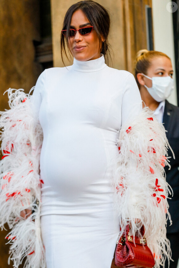 Amel Bent, enceinte, à la sortie du défilé femme Giambattista Valli Automne/Hiver 2022/2023 lors de la Fashion Week de Paris, le 7 mars 2022. © Veeren-Clovis/Bestimage 