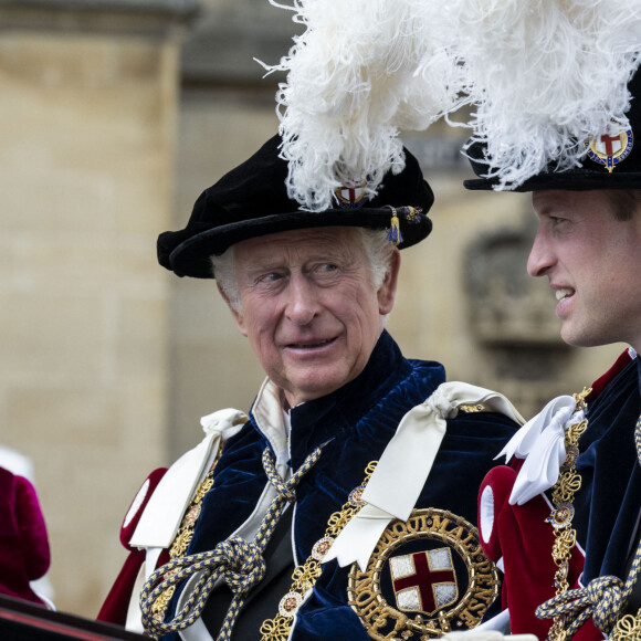 Le prince Charles, prince de Galles, le prince William, duc de Cambridge, lors de la cérémonie de l'ordre de la Jarretière à la chapelle Saint-Georges du château de Windsor. Cette année pour la première fois Camilla Parker Bowles, duchesse de Cornouailles, a été investie comme nouveau chevalier de l'ordre de la Jarretière par la reine et a pu participer à la procession au côté du prince Charles. Londres, la 13 juin 2022. 