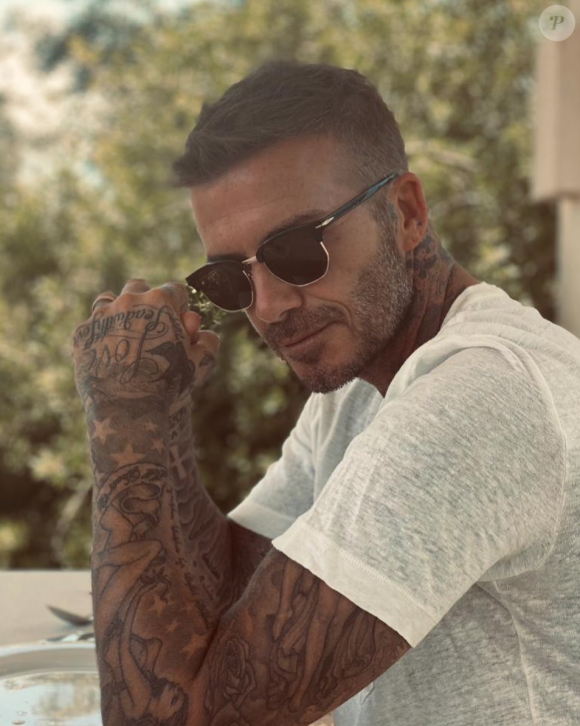 David Beckham possède également un oiseau et la phrase "Lead With Love" tatoués sur la main gauche. Août 2020.