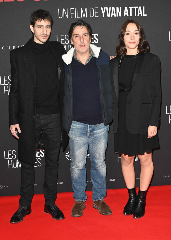 Ben Attal, Yvan Attal et Suzanne Jouannet (habillée en Céline) - Avant-première du film "Les Choses Humaines" au cinéma UGC Normandie à Paris le 23 novembre 2021. © Coadic Guirec/Bestimage 