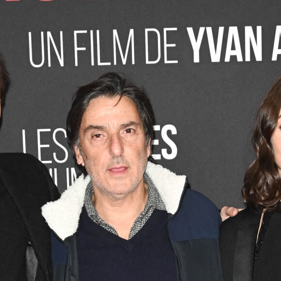 Ben Attal, Yvan Attal et Suzanne Jouannet (habillée en Céline) - Avant-première du film "Les Choses Humaines" au cinéma UGC Normandie à Paris le 23 novembre 2021. © Coadic Guirec/Bestimage 