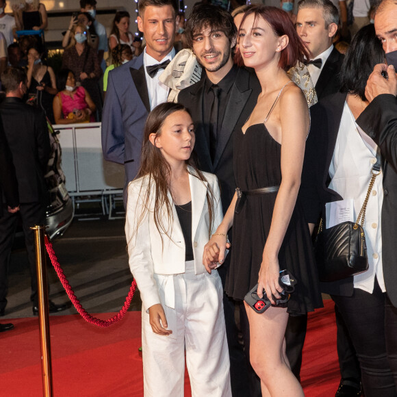 Alice, Ben et Joe Attal (les enfants de Charlotte Gainsbourg) - Montée des marches du film "Jane par Charlotte" lors du 74ème Festival International du Film de Cannes. Le 7 juillet 2021 © Borde-Jacovides-Moreau / Bestimage 