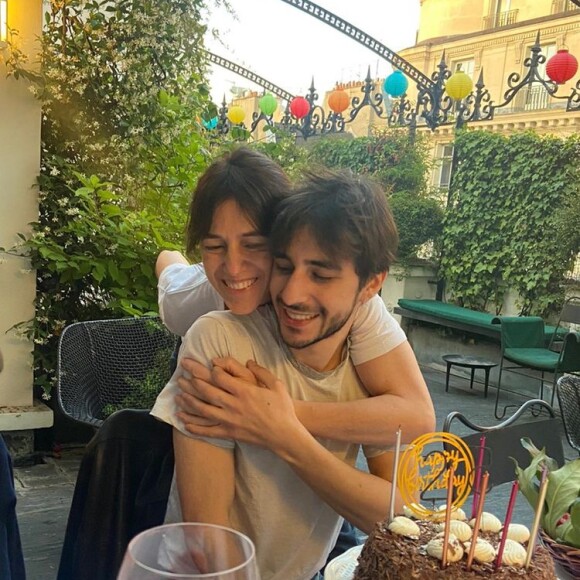 Ben Attal et Charlotte Gainsboug ont fêté ensemble l'anniversaire du jeune homme. @ Instagram / Ben Attal