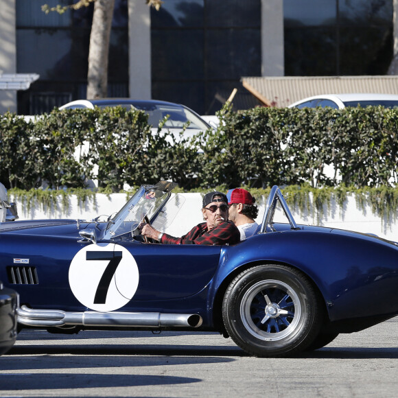 Exclusif - Johnny Hallyday et un ami se baladent à Los Angeles avec sa nouvelle voiture, une AC Cobra le 8 octobre 2016.
