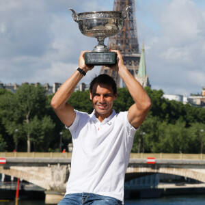 Rafael Nadal - Rafael Nadal pose avec la coupe des Mousquetaires sur le pont Alexandre III après sa 14ème victoire en finale du simple messieurs aux internationaux de France de tennis de Roland Garros à Paris, France, le 06 juin 2022. © Christophe Clovis / Bestimage.