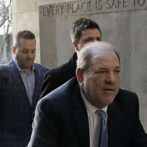 Le producteur Harvey Weinstein arrive à la Cour suprême de l'État de New York pour son procès pour agression sexuelle à New York, le 24 février 2020.