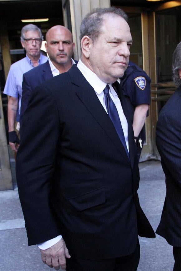 Harvey Weinstein quitte le tribunal avec son avocat Ben Brafman à New York.