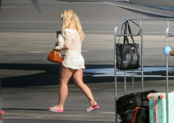 Britney Spears et son fiancé Sam Asghari arrivent en jet privé à Van Nuys, Los Angeles, Californie, Etats-Unis, le 7 décembre 2021, après avoir fêté le 40ème anniversaire de Britney à Cabo San Lucas au Mexique. 