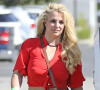 Britney Spears se rend une séance d'UV vêtue d'un mini short blanc et d'un crop top rouge à Los Angeles.