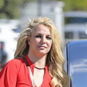 Britney Spears se rend une séance d'UV vêtue d'un mini short blanc et d'un crop top rouge à Los Angeles, le 12 février 2020. 
