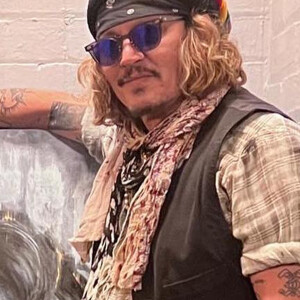 L'artiste Scott Greenwood présente son oeuvre à Johnny Depp à l'o2 apollo de Manchester, Royaume Uni, le 4 juin 2022.