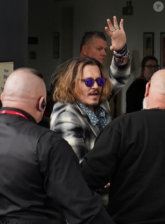 Johnny Depp salue ses fans en arrivant à la salle de concert "The Sage" à Newcastle, alors qu'il vient de gagner son procès contre A.Heard, le 2 juin 2022.