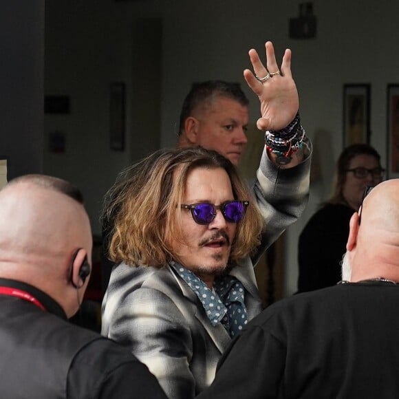 Johnny Depp salue ses fans en arrivant à la salle de concert "The Sage" à Newcastle, alors qu'il vient de gagner son procès contre A.Heard, le 2 juin 2022.