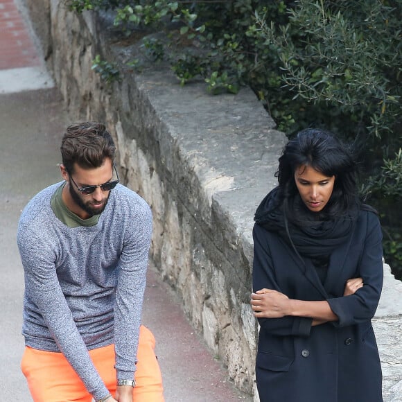 Benoît Paire et sa compagne Shy'm se promènent dans les rues de Monaco après un déjeuner à leur hôtel le 13 avril 2016. Benoît Paire s'est qualifié pour les huitièmes de finale du Masters 1000 de Monte-Carlo grâce à sa victoire en deux sets (6-4, 6-3) contre Joao Sousa, quelques heures plus tôt.