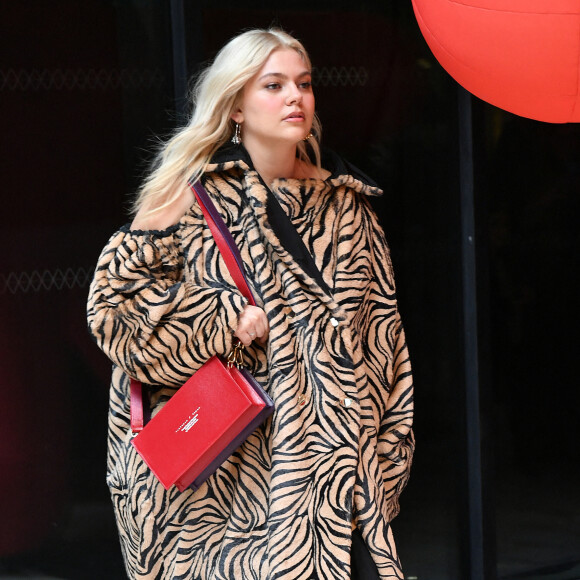 Louane ouvre le défilé prêt-à-porter automne hiver 2022 de Victoria/Tomas lors de la Fashion Week à Paris, le 1er mars 2022. © Veeren / Christophe Clovis / Bestimage 