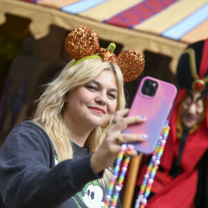 Louane Emera - Disneyland Paris à inauguré ce week-end la saison d'Halloween avec la présence de plusieurs célébrités françaises, le 25 septembre 2021.