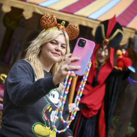 Louane Emera - Disneyland Paris à inauguré ce week-end la saison d'Halloween avec la présence de plusieurs célébrités françaises, le 25 septembre 2021.