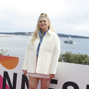 Louane Emera - Photocall de la série "Visions" lors de la 5ème saison du festival International des Séries "Canneseries" à Cannes, France, le 3 avril 2022. © Denis Guignebourg/Bestimage 