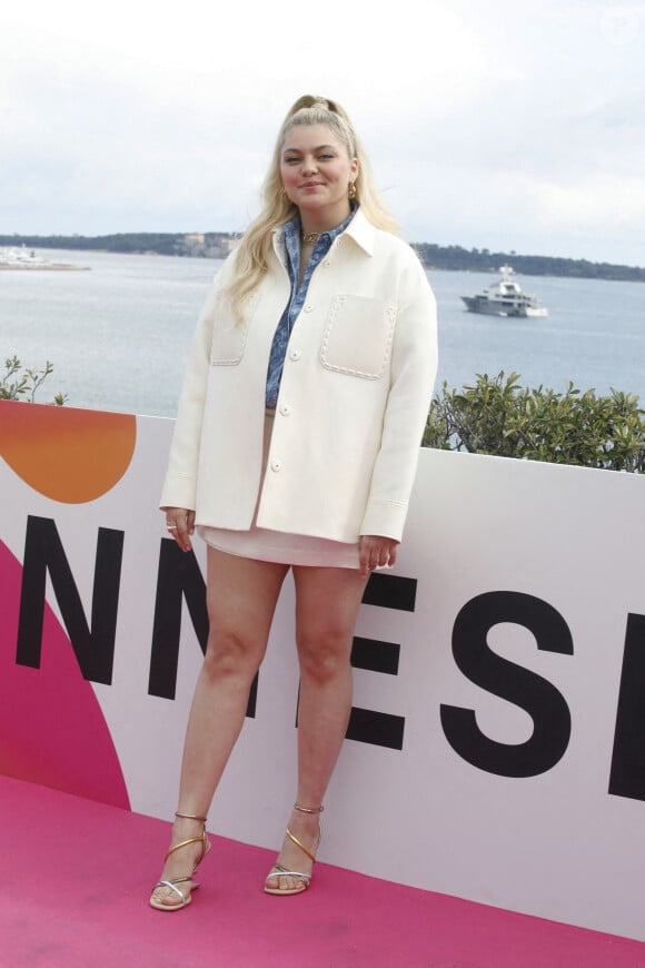 Louane Emera - Photocall de la série "Visions" lors de la 5ème saison du festival International des Séries "Canneseries" à Cannes, France, le 3 avril 2022. © Denis Guignebourg/Bestimage 