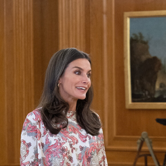 La reine Letizia d'Espagne lors de l'audience avec quelques-uns des participants au "Congrès sur la traite des êtres humains, comment rendre visible une réalité cachée" à Madrid, organisée par l'association Nuevo Hogar Betania. Le 10 juin 2022. 