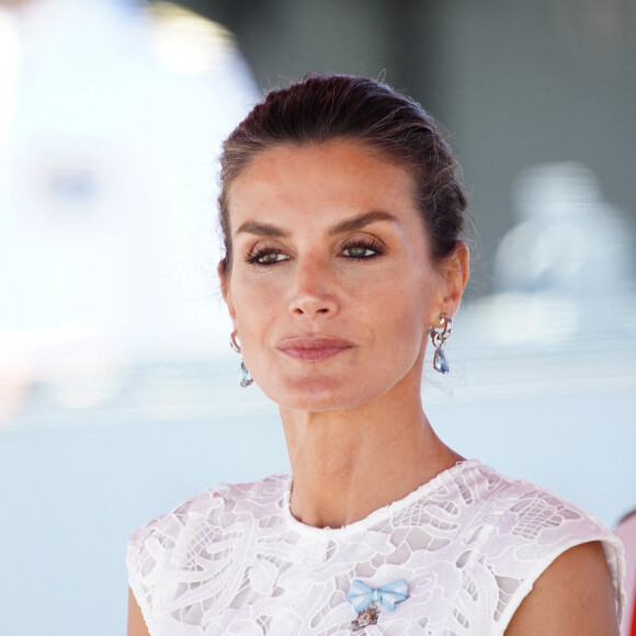 La reine Letizia d'Espagne assiste à la remise de l'enseigne nationale à la "force de guerre navale spéciale" à Carthagène, le 7 juin 2022. 