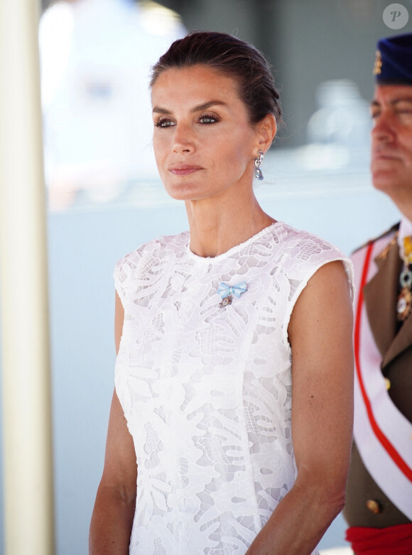 La reine Letizia d'Espagne assiste à la remise de l'enseigne nationale à la "force de guerre navale spéciale" à Carthagène, le 7 juin 2022. 