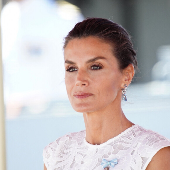 La reine Letizia d'Espagne assiste à la remise de l'enseigne nationale à la "force de guerre navale spéciale" à Carthagène, le 7 juin 2022. 