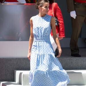 Le roi Felipe VI et la reine Letizia d'Espagne, assistent au défilé militaire clôturant la Journée des Forces armées espagnoles à Huesca, le 28 mai 2022. 