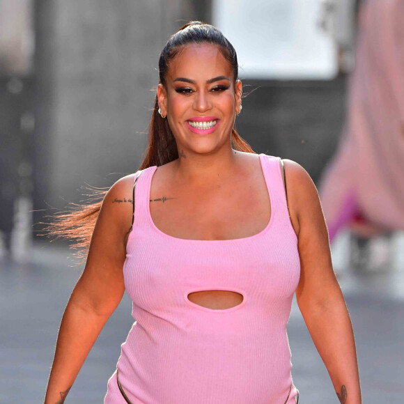 Amel Bent (enceinte) - Défilé Nicolas Lecourt Mansion "Collection Femme Prêt-à-Porter Automne/Hiver" lors de la Fashion Week de Paris (PFW).