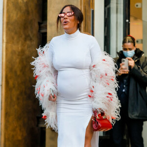 Amel Bent, enceinte, à la sortie du défilé femme Giambattista Valli Automne/Hiver 2022/2023 lors de la Fashion Week de Paris, France, le 7 mars 2022. © Veeren-Clovis/Bestimage 