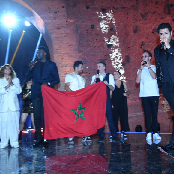 Exclusif - Nawell Madani, Ahmed Sylla, Kev Adams, Elie Semoun, Jarry et Jamel Debbouze lors de la soirée du grand gala du "Marrakech du Rire 2022" pour la 10ème édition au palais El Badiî à Marrakech, Maroc, le 18 juin 2022. © Rachid Bellak/Bestimage 