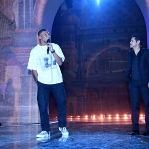 Exclusif - Kylian Mbappé et Jamel Debbouze lors de la soirée du grand gala du "Marrakech du Rire 2022" pour la 10ème édition au palais El Badiî à Marrakech, Maroc, le 18 juin 2022. © Rachid Bellak/Bestimage 