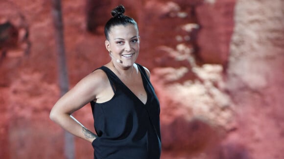 Camille Lellouche enceinte : elle affiche son baby bump sur scène au Marrakech du rire