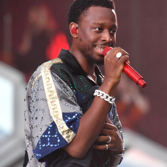 Exclusif - Dadju - En à peine 5ans, plus de 1,5 millions d'albums vendus : 2 Disques de Diamant, 66 disques certifiés : le Prince DADJU a triomphé hier soir au Parc des Princes ! DADJU a enchaîné ses nombreux tubes devant près de 50 000 personnes avec une pléiade incroyable de guests venus pour ce concert événement : Pour info voir vendeurs. Une performance unique de plus de 2h retransmis en direct sur C8 et sur toutes les chaînes Canal+ International !. © Cyil Moreau / Veeren / Bestimage