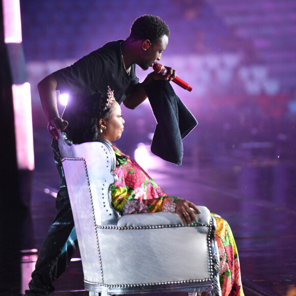 Exclusif - Dadju et sa mère Dalida - En à peine 5ans, plus de 1,5 millions d'albums vendus : 2 Disques de Diamant, 66 disques certifiés : le Prince DADJU a triomphé hier soir au Parc des Princes ! DADJU a enchaîné ses nombreux tubes devant près de 50 000 personnes avec une pléiade incroyable de guests venus pour ce concert événement : Pour info voir vendeurs. Une performance unique de plus de 2h retransmis en direct sur C8 et sur toutes les chaînes Canal+ International !. © Cyil Moreau / Veeren / Bestimage