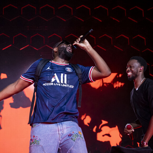 Exclusif - Dadju et Gims - En à peine 5ans, plus de 1,5 millions d'albums vendus : 2 Disques de Diamant, 66 disques certifiés : le Prince DADJU a triomphé hier soir au Parc des Princes ! DADJU a enchaîné ses nombreux tubes devant près de 50 000 personnes avec une pléiade incroyable de guests venus pour ce concert événement : Pour info voir vendeurs. Une performance unique de plus de 2h retransmis en direct sur C8 et sur toutes les chaînes Canal+ International !. © Cyil Moreau / Veeren / Bestimage