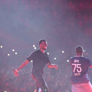 Exclusif - Dadju et Gims - En à peine 5ans, plus de 1,5 millions d'albums vendus : 2 Disques de Diamant, 66 disques certifiés : le Prince DADJU a triomphé hier soir au Parc des Princes ! DADJU a enchaîné ses nombreux tubes devant près de 50 000 personnes avec une pléiade incroyable de guests venus pour ce concert événement : Pour info voir vendeurs. Une performance unique de plus de 2h retransmis en direct sur C8 et sur toutes les chaînes Canal+ International !. © Cyil Moreau / Veeren / Bestimage