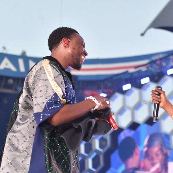 Exclusif - Dadju et Gazo - En à peine 5ans, plus de 1,5 millions d'albums vendus : 2 Disques de Diamant, 66 disques certifiés : le Prince DADJU a triomphé hier soir au Parc des Princes ! DADJU a enchaîné ses nombreux tubes devant près de 50 000 personnes avec une pléiade incroyable de guests venus pour ce concert événement : Pour info voir vendeurs. Une performance unique de plus de 2h retransmis en direct sur C8 et sur toutes les chaînes Canal+ International !. © Cyil Moreau / Veeren / Bestimage