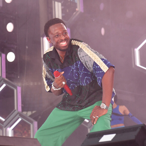 Exclusif - Dadju - En à peine 5ans, plus de 1,5 millions d'albums vendus : 2 Disques de Diamant, 66 disques certifiés : le Prince DADJU a triomphé hier soir au Parc des Princes ! DADJU a enchaîné ses nombreux tubes devant près de 50 000 personnes avec une pléiade incroyable de guests venus pour ce concert événement : Pour info voir vendeurs. Une performance unique de plus de 2h retransmis en direct sur C8 et sur toutes les chaînes Canal+ International !. © Cyil Moreau / Veeren / Bestimage