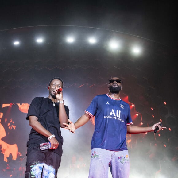 Exclusif - Dadju et Gims - En à peine 5ans, plus de 1,5 millions d'albums vendus : 2 Disques de Diamant, 66 disques certifiés : le Prince DADJU a triomphé hier soir au Parc des Princes ! DADJU a enchaîné ses nombreux tubes devant près de 50 000 personnes avec une pléiade incroyable de guests venus pour ce concert événement : Pour info voir vendeurs. Une performance unique de plus de 2h retransmis en direct sur C8 et sur toutes les chaînes Canal+ International !. © Cyil Moreau / Veeren / Bestimage