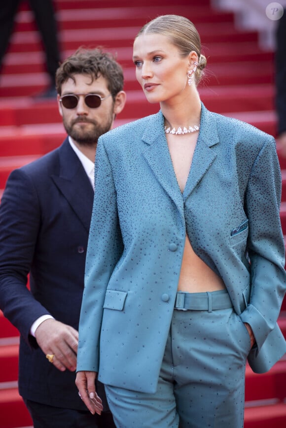 Toni Garrn et son mari Alex Pettyfer - Montée des marches du film " Triangle of Sadness (Sans filtre) " lors du 75ème Festival International du Film de Cannes © Cyril Moreau / Bestimage 