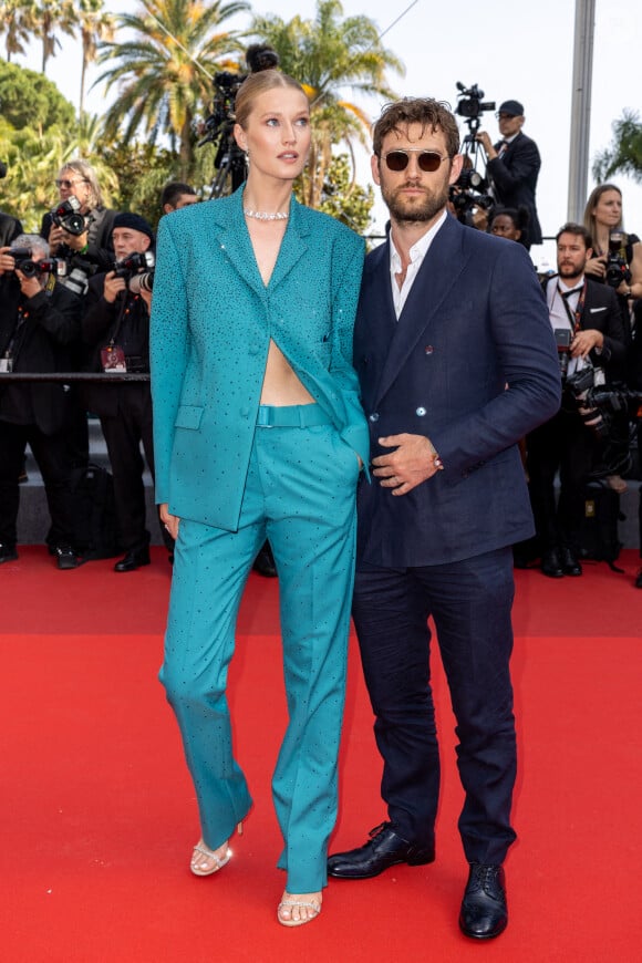 Toni Garrn et son mari Alex Pettyfer - Montée des marches du film " Triangle of Sadness (Sans filtre) " lors du 75ème Festival International du Film de Cannes. Le 21 mai 2022 © Olivier Borde / Bestimage 