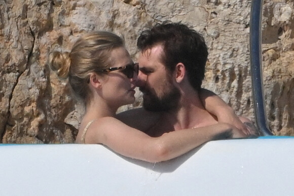 La mannequin allemande Toni Garrn et son mari Alex Pettyfer profitent de la piscine de l'hôtel du Cap-Eden-Roc à Antibes, France, le 20 mai 2022, en marge du 75ème Festival International du Film de Cannes. 